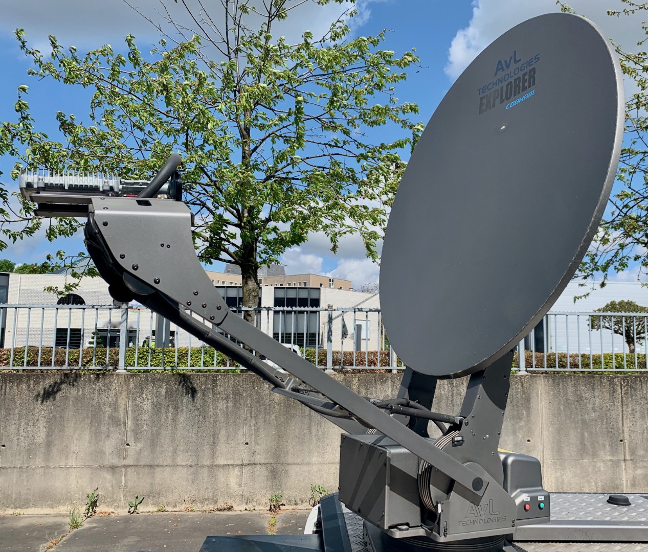 洋書 Satellite Communication Antenna Technolo AVL Technologies Cobham Explorer 1.0 Meter Ku-Band Drive
